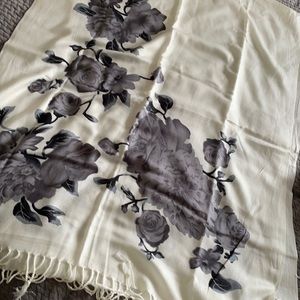 White Nada  scarf with grey flowers